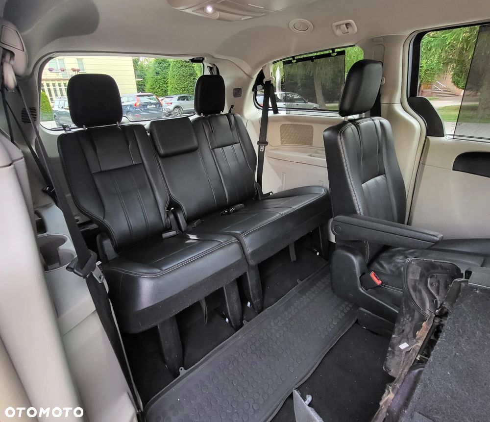 Chrysler Town & Country 3.6 Limited - 8