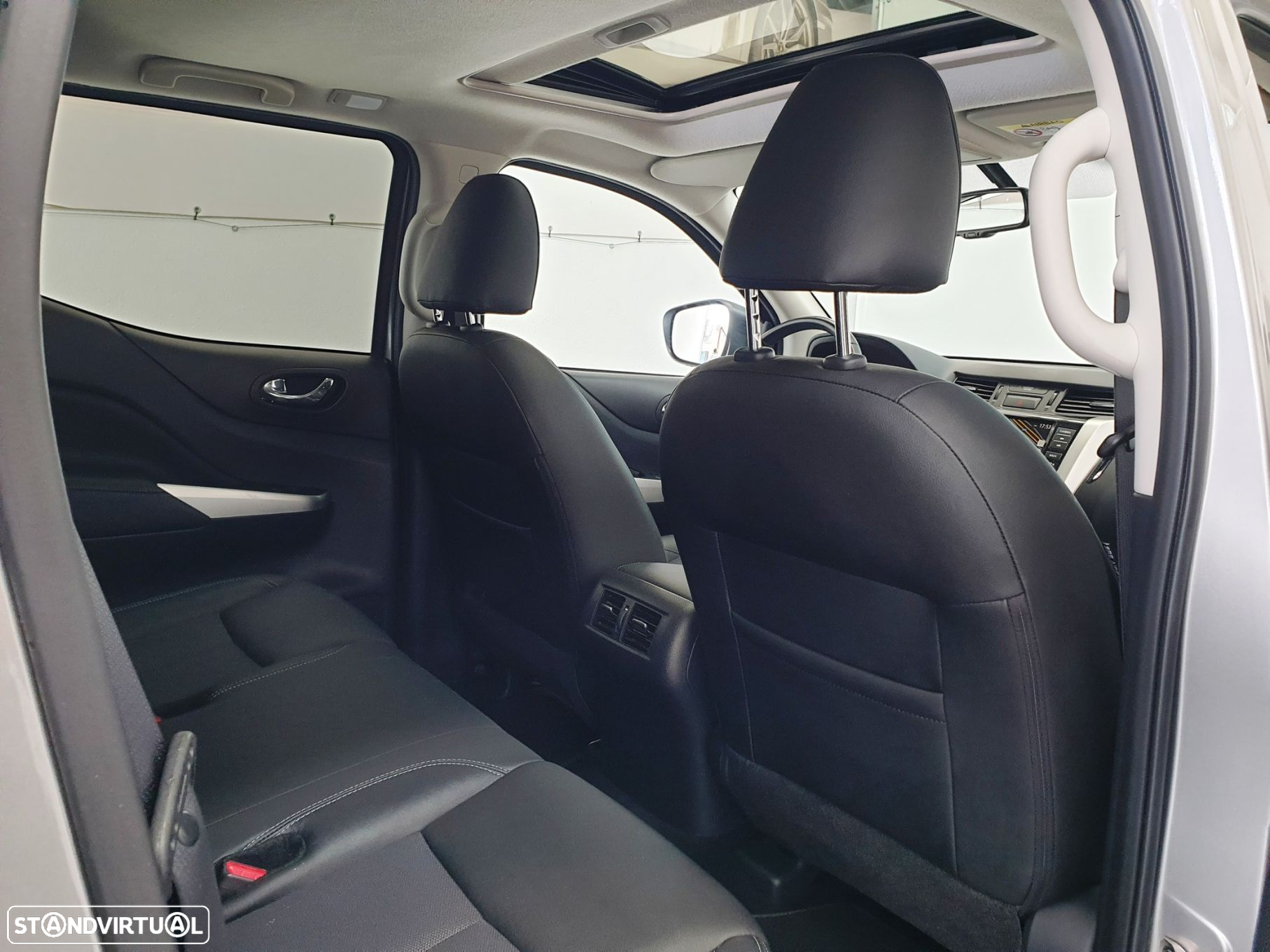 Nissan Navara 2.3 dCi CD 4WD N-Guard - 39
