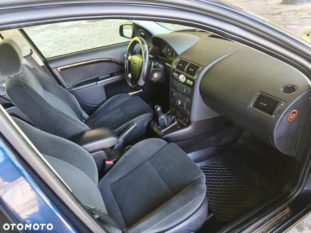 Ford Mondeo 1.8 Ghia - 11