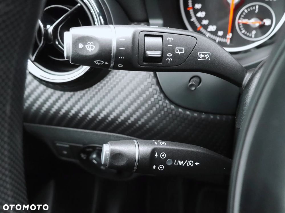 Mercedes-Benz GLA 180 7G-DCT - 15