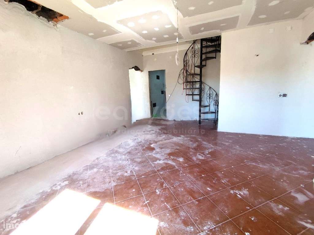 Duplex T3+2 totalmente renovado na Moita espaço e conforto - Grande imagem: 2/23