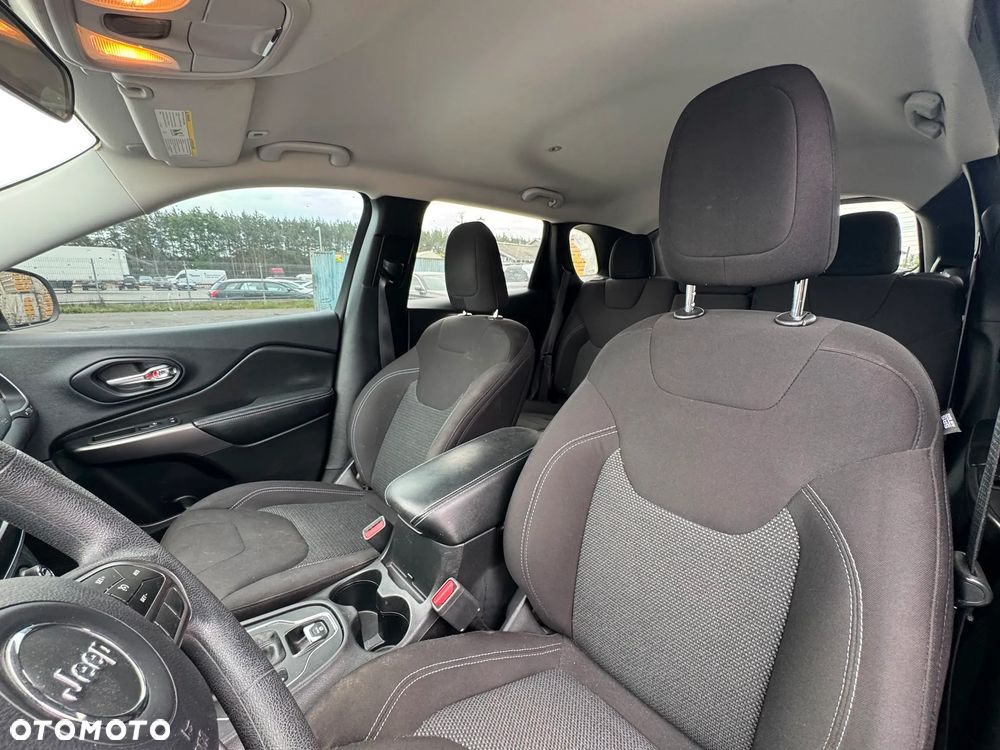 Jeep Cherokee - 16