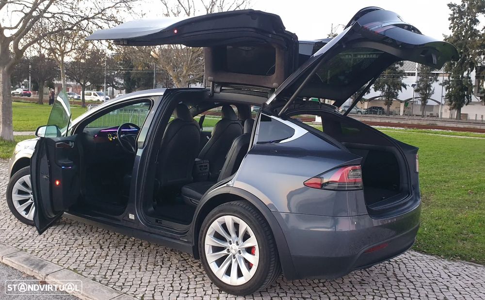 Tesla Model X - 24