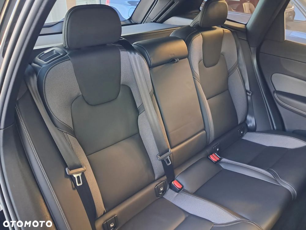 Volvo XC 60 T6 Plug-In Hybrid AWD Ultra Black Edition - 17