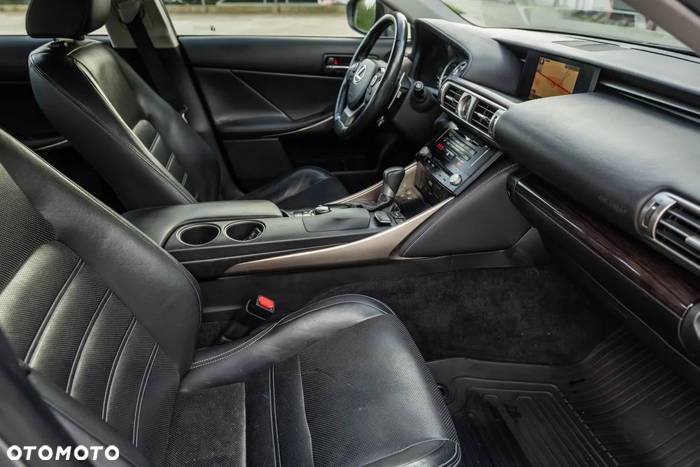 Lexus IS 300h Prestige EU6 - 31