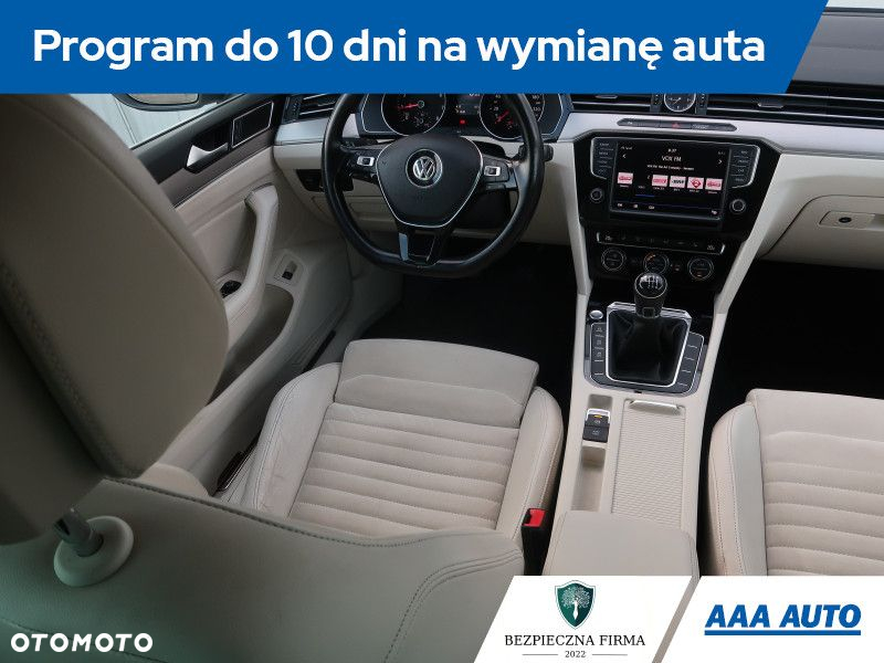 Volkswagen Passat - 8