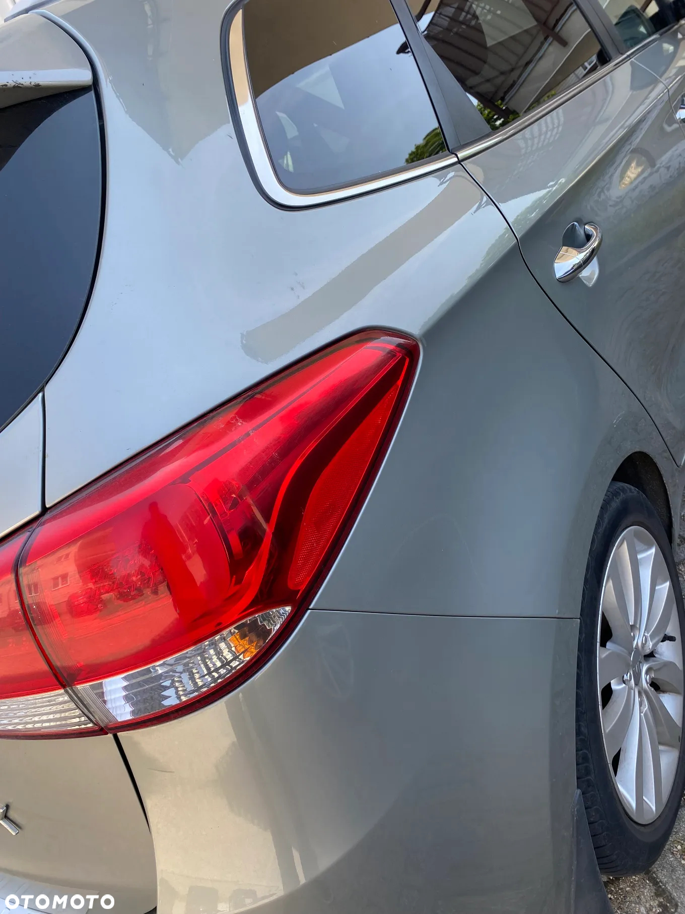 Kia Carens 1.6 GDI L - 12
