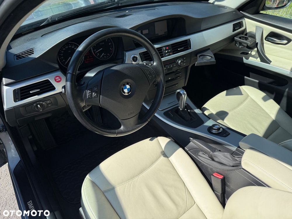 BMW Seria 3 325i Touring - 14