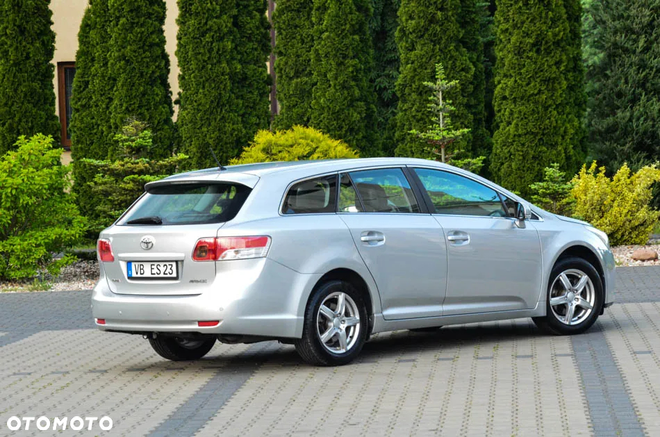 Toyota Avensis Combi 1.8 Executive - 17