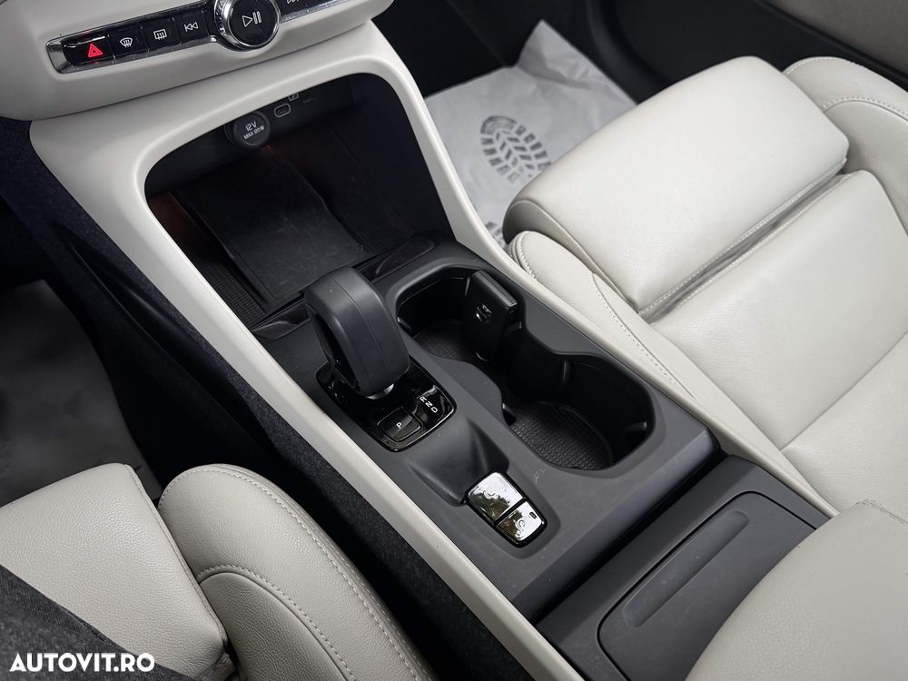 Volvo XC 40 B3 B DKG Core - 18