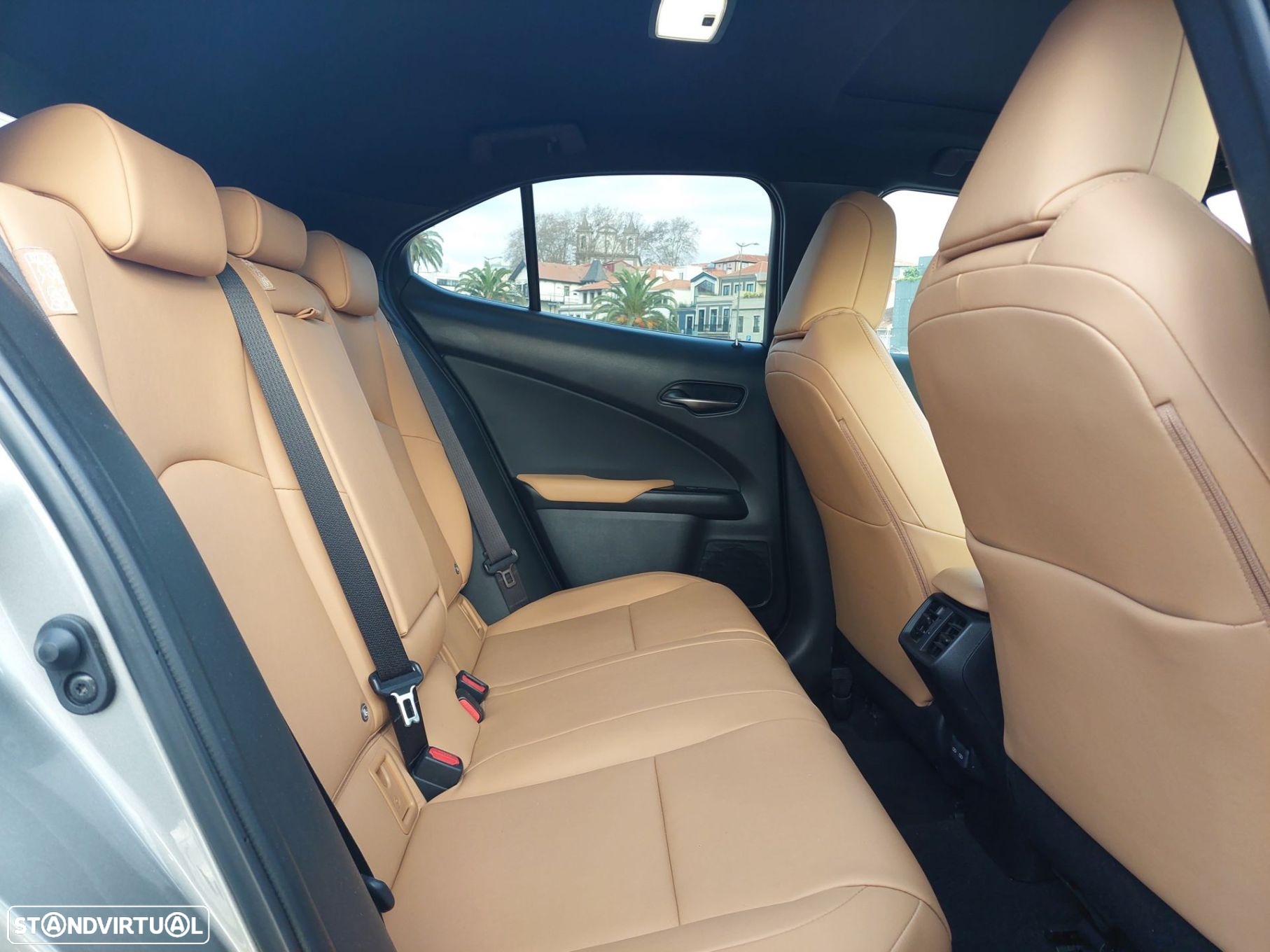 Lexus ux-250h - 13