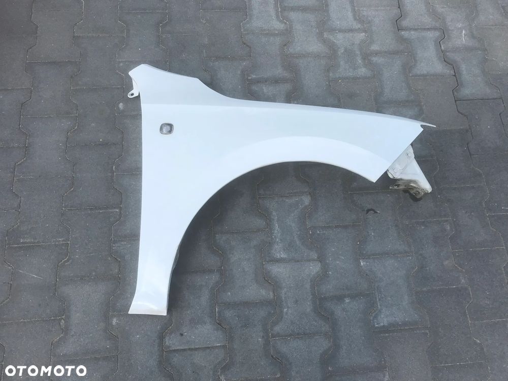Skoda Rapid 12- Błotnik Prawy LF9E Idealny Oryginał