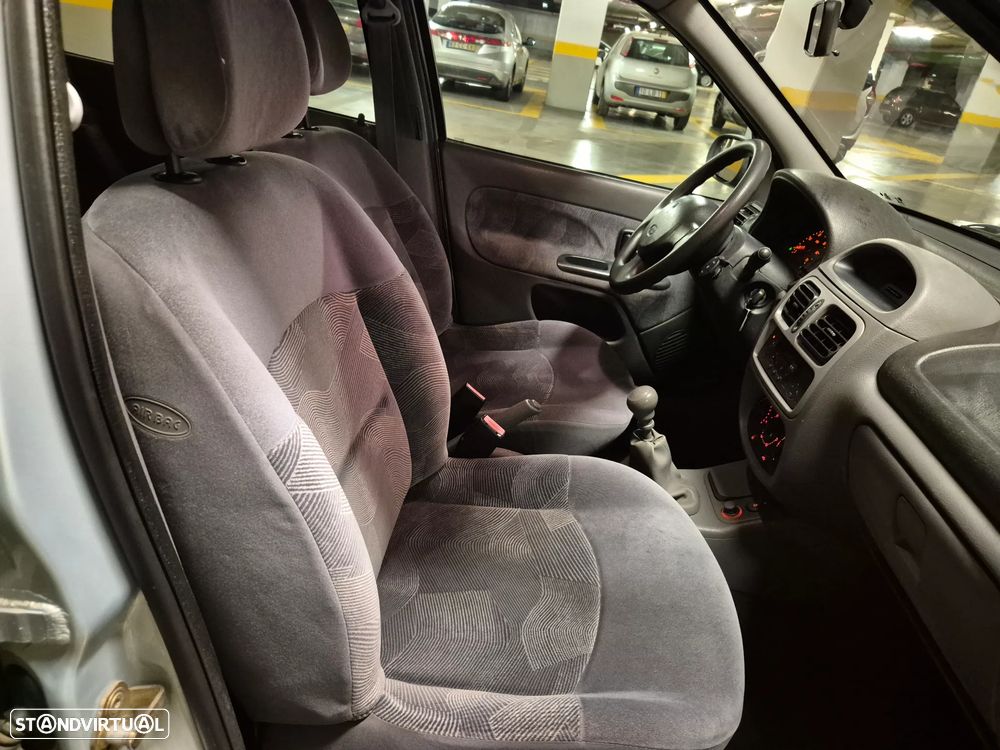 Renault Clio 1.2 RXE - 29