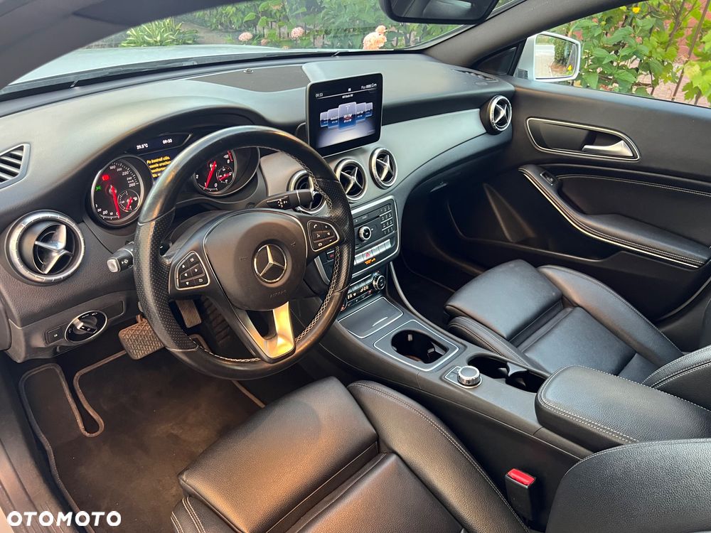 Mercedes-Benz CLA 250 4-Matic AMG Line - 17