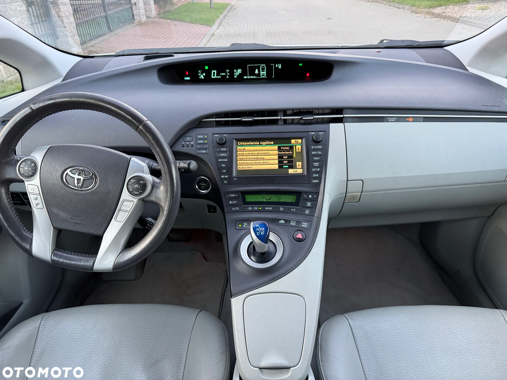 Toyota Prius 1.8 HSD Sol - 16