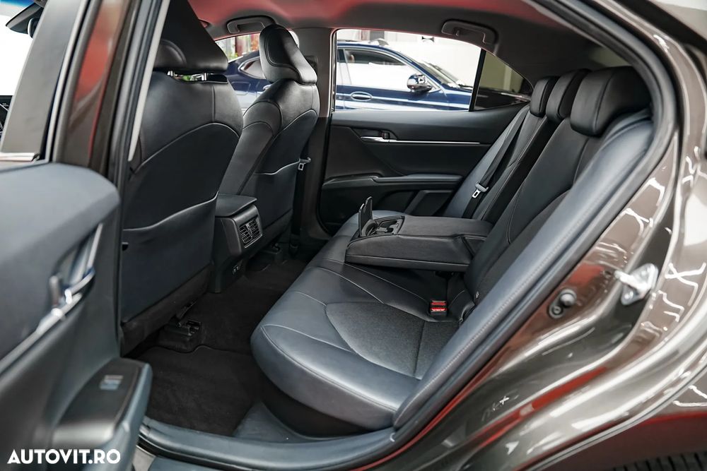 Toyota Camry Luxury - 6