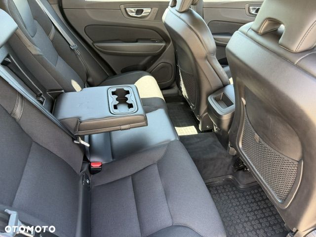 Volvo XC 60 T5 Momentum Pro - 28