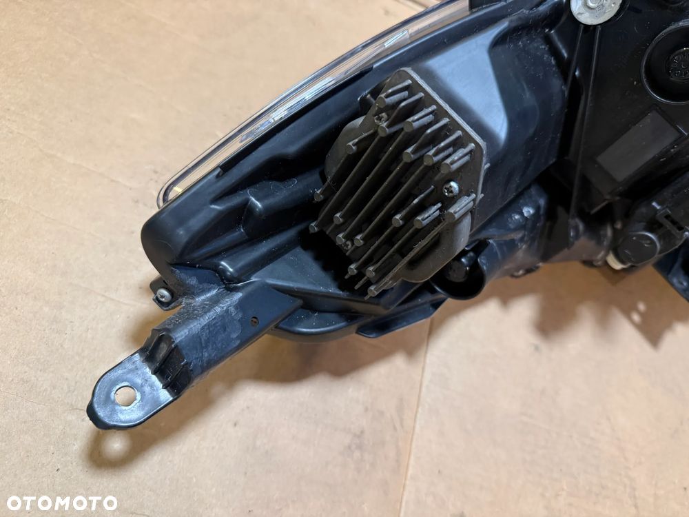 Lampa prawa Toyota Corolla Cross 2022- OE - 7