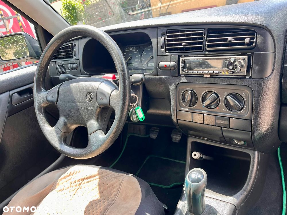 Volkswagen Golf 1.6 CL - 21