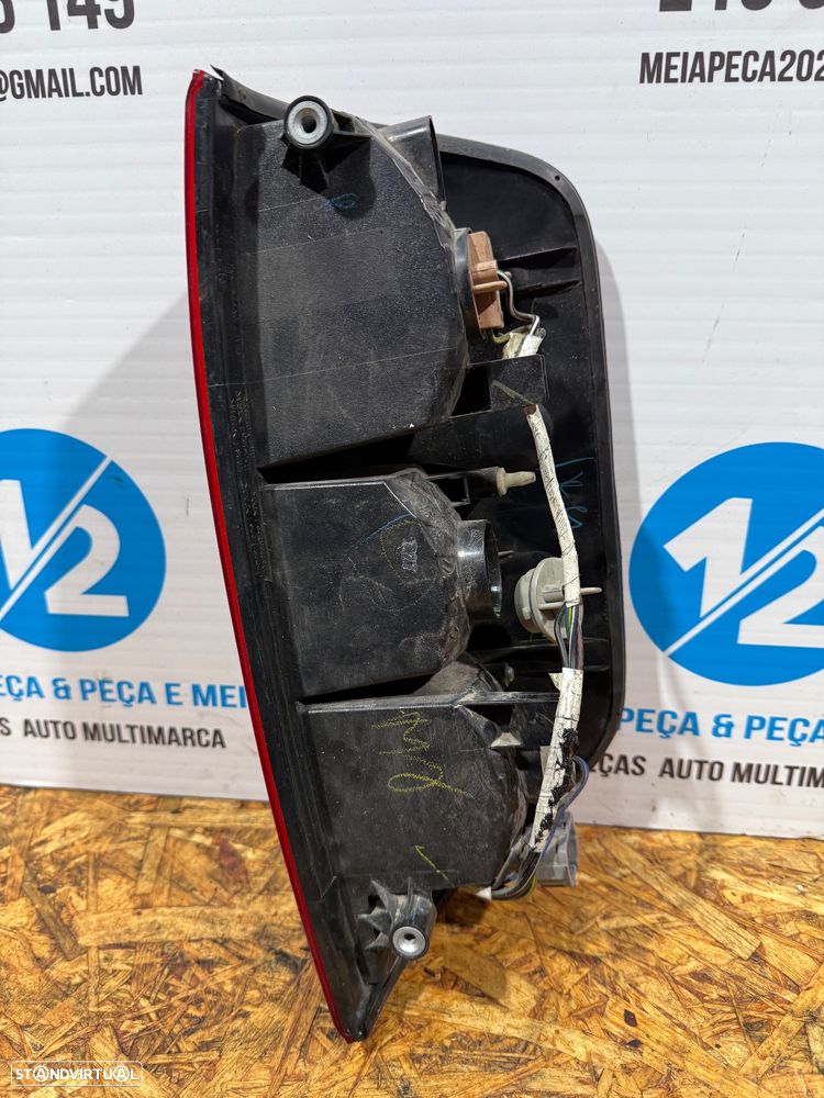 Farolim traseiro esquerdo Nissan Navara de 2010 - 2