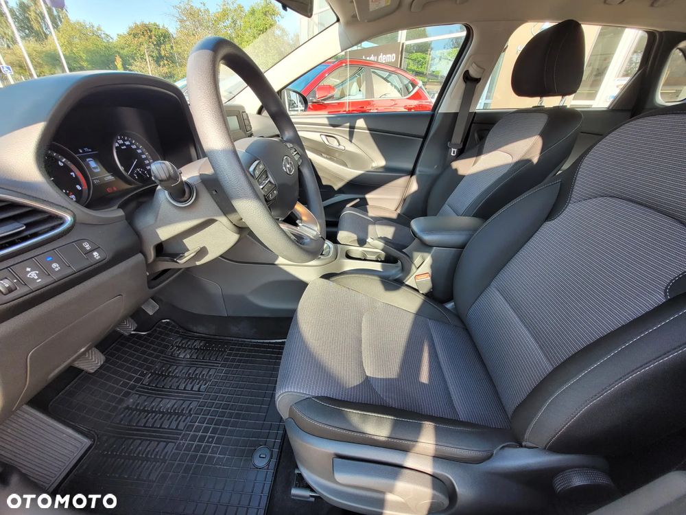 Hyundai i30 1.5 DPI Classic + - 13