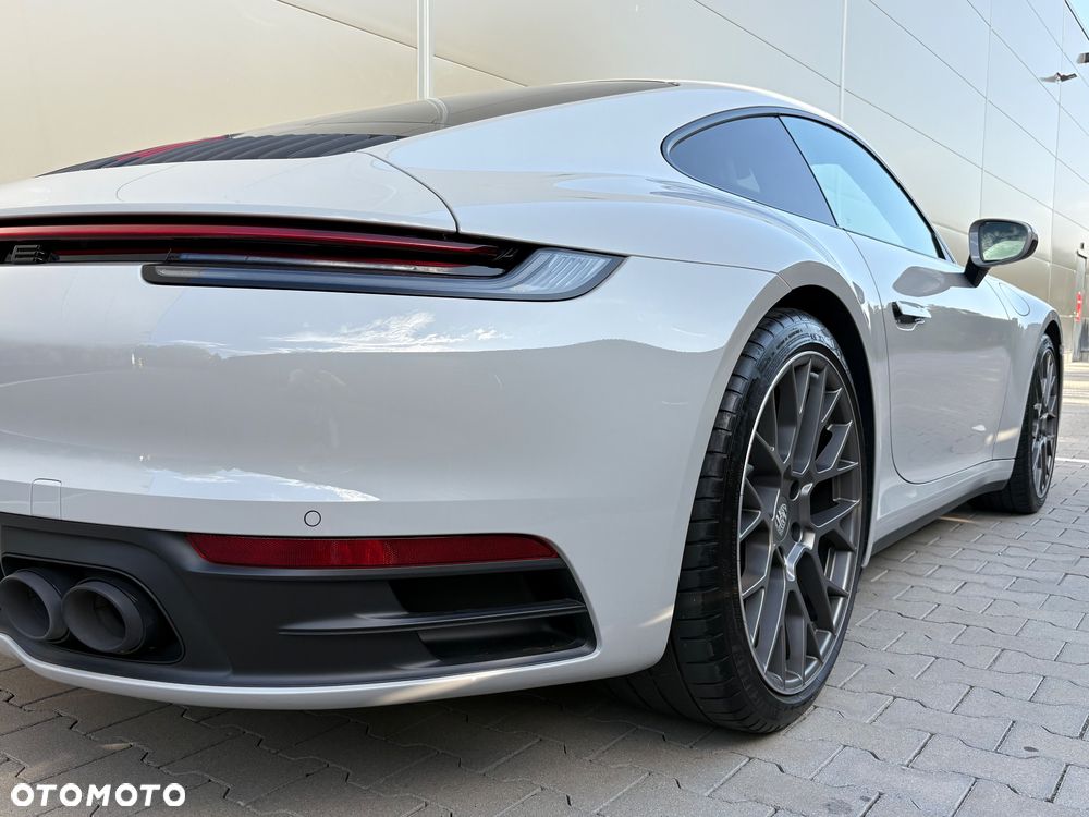 Porsche 911 Carrera 4 - 27