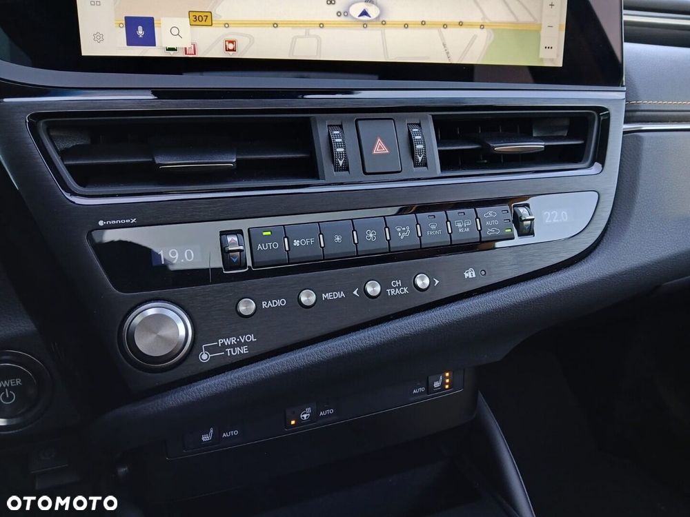 Lexus ES 300h Business Edition - 24