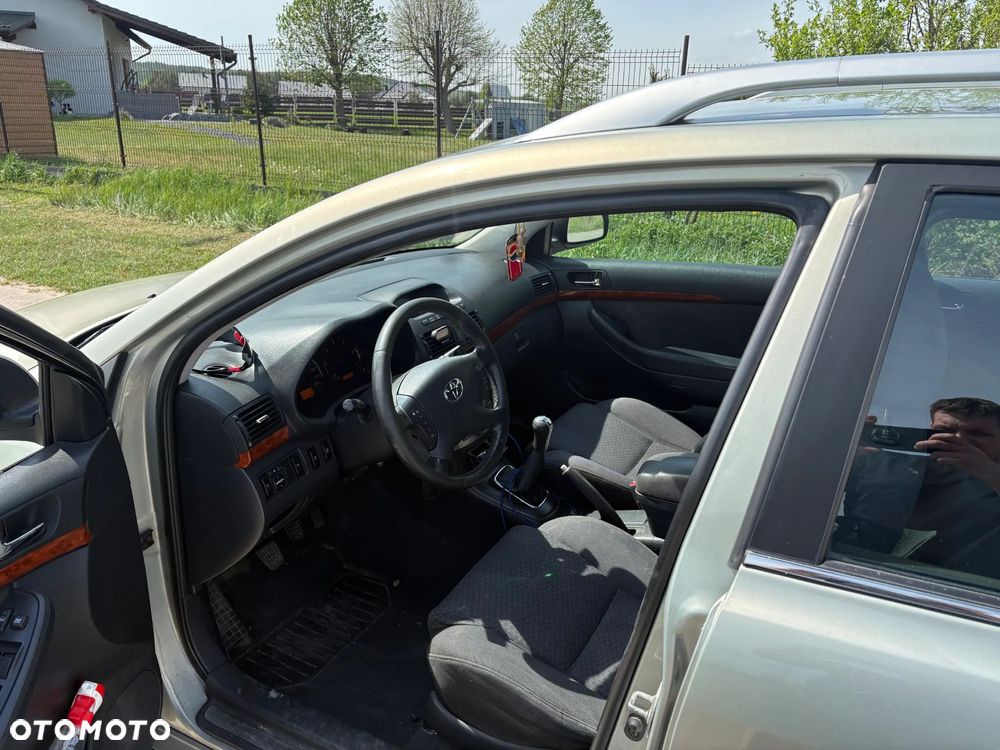 Toyota Avensis 2.0 D-4D High - 11