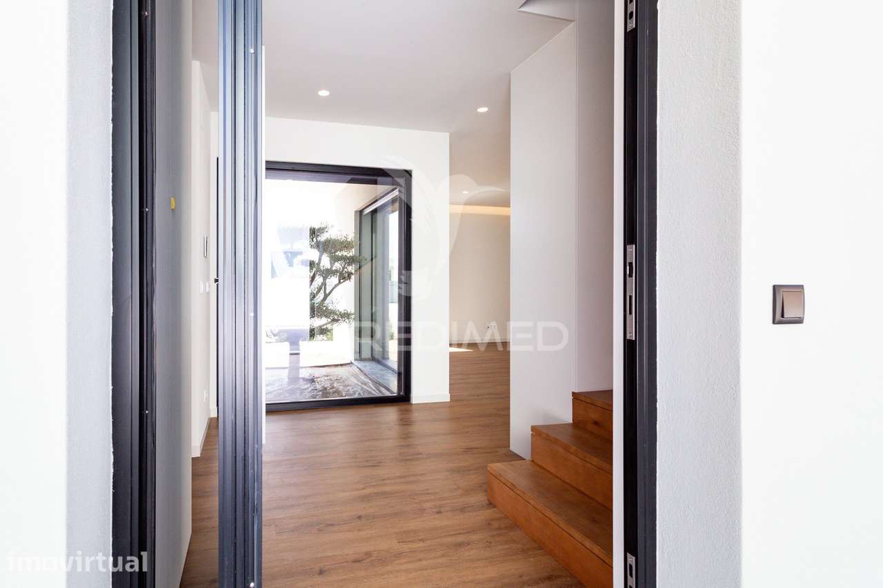 MORADIA ISOLADA T4 COM PISCINA, JARDIM E GARAGEM | PORTO SALVO - Grande imagem: 3/27