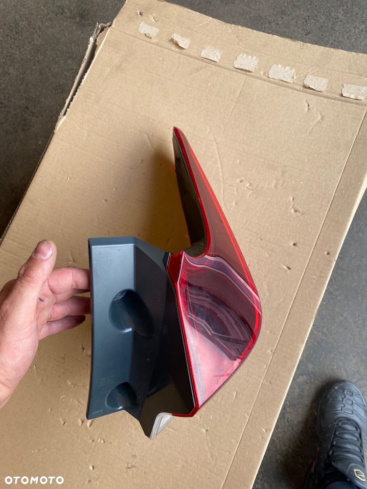 TOYOTA AURIS 2 II LIFT KOMBI LAMPA TYLNA PRAWA  EUROPA PRAWY TYŁ W BŁOTNIK  Europa W-wa - 7