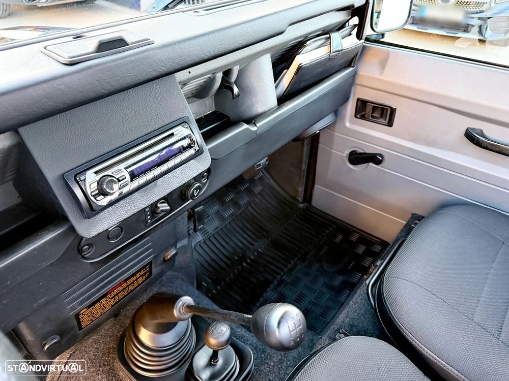 Land Rover Defender 90 2.5 Td5 Soft Top - 12