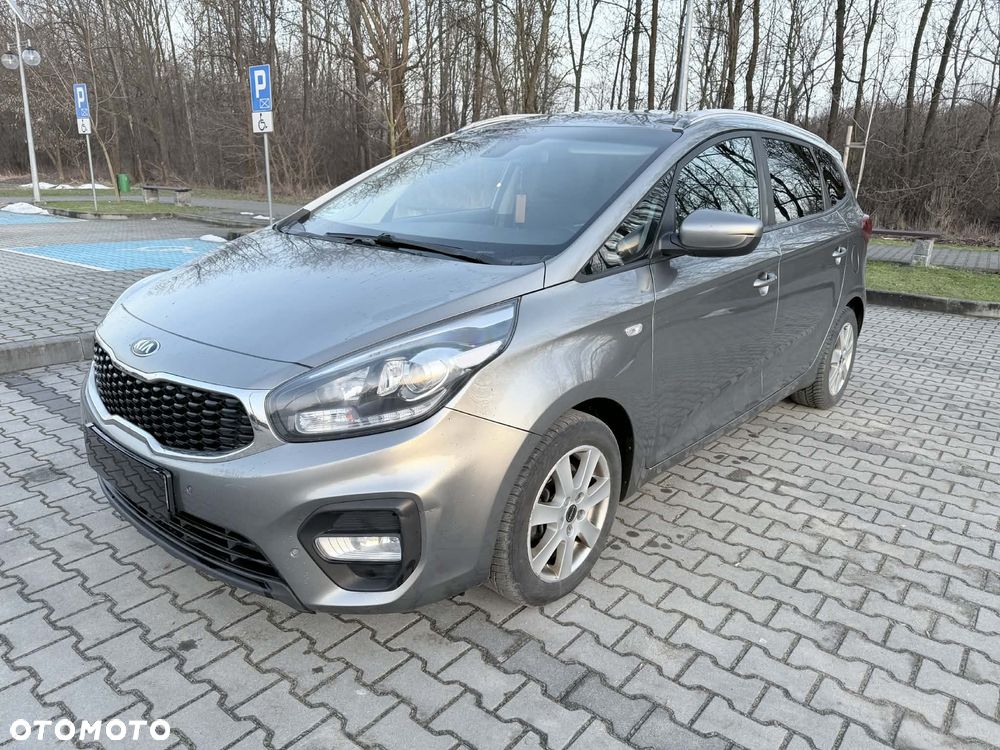 Kia Carens - 32