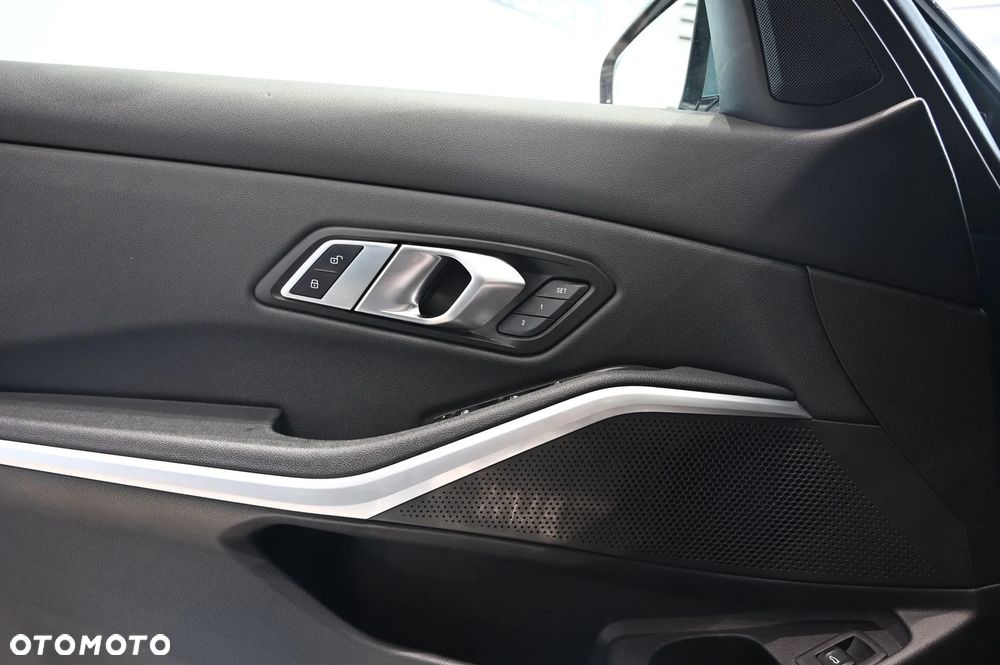 BMW Seria 3 330i xDrive Sport Line - 15