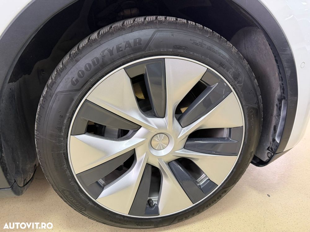 Tesla Model Y - 7