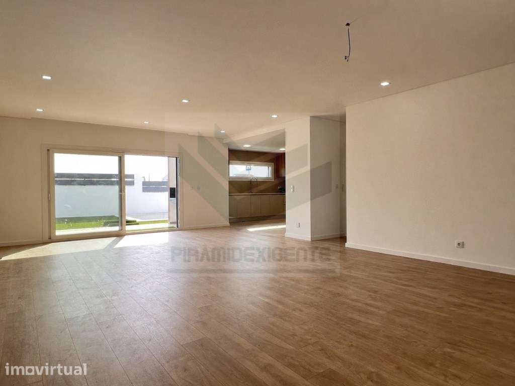 Moradia Isolada, Nova, 3 Suítes, Piscina, Garagem, AZEITÃO! - Grande imagem: 4/25