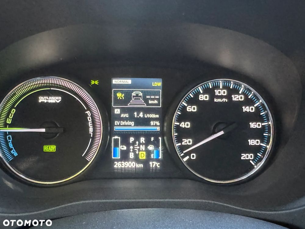 Mitsubishi Outlander PHEV Instyle NAVI + - 36