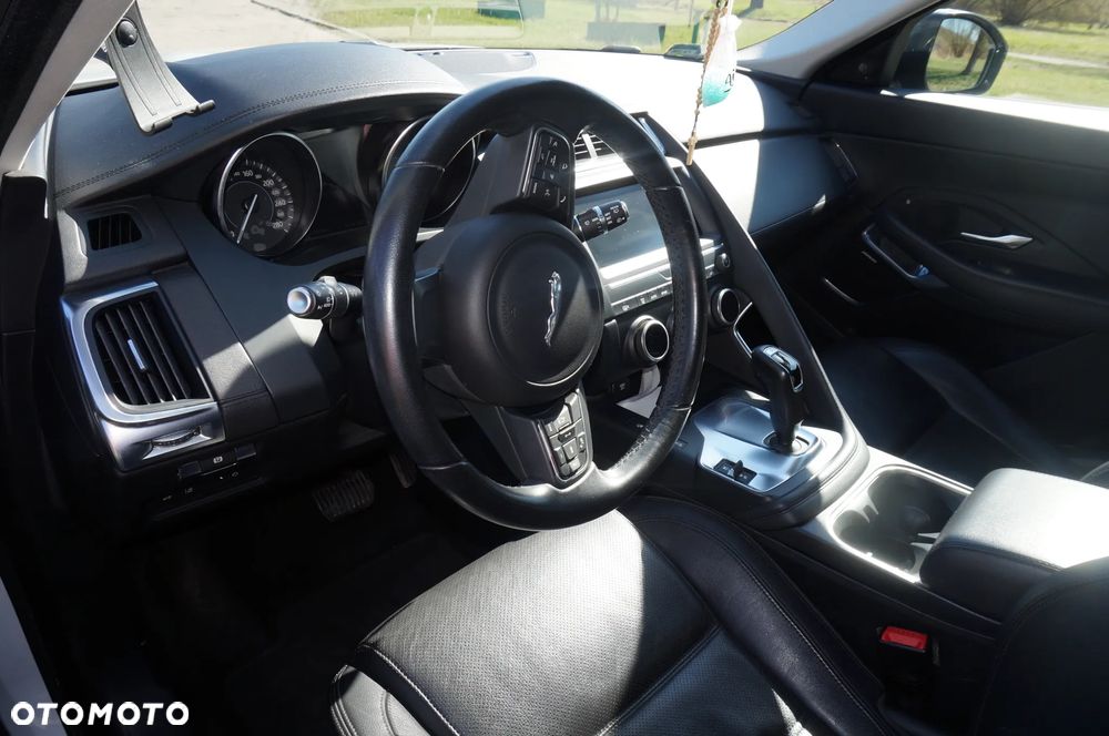 Jaguar E-Pace P250 AWD R-Dynamic S - 9