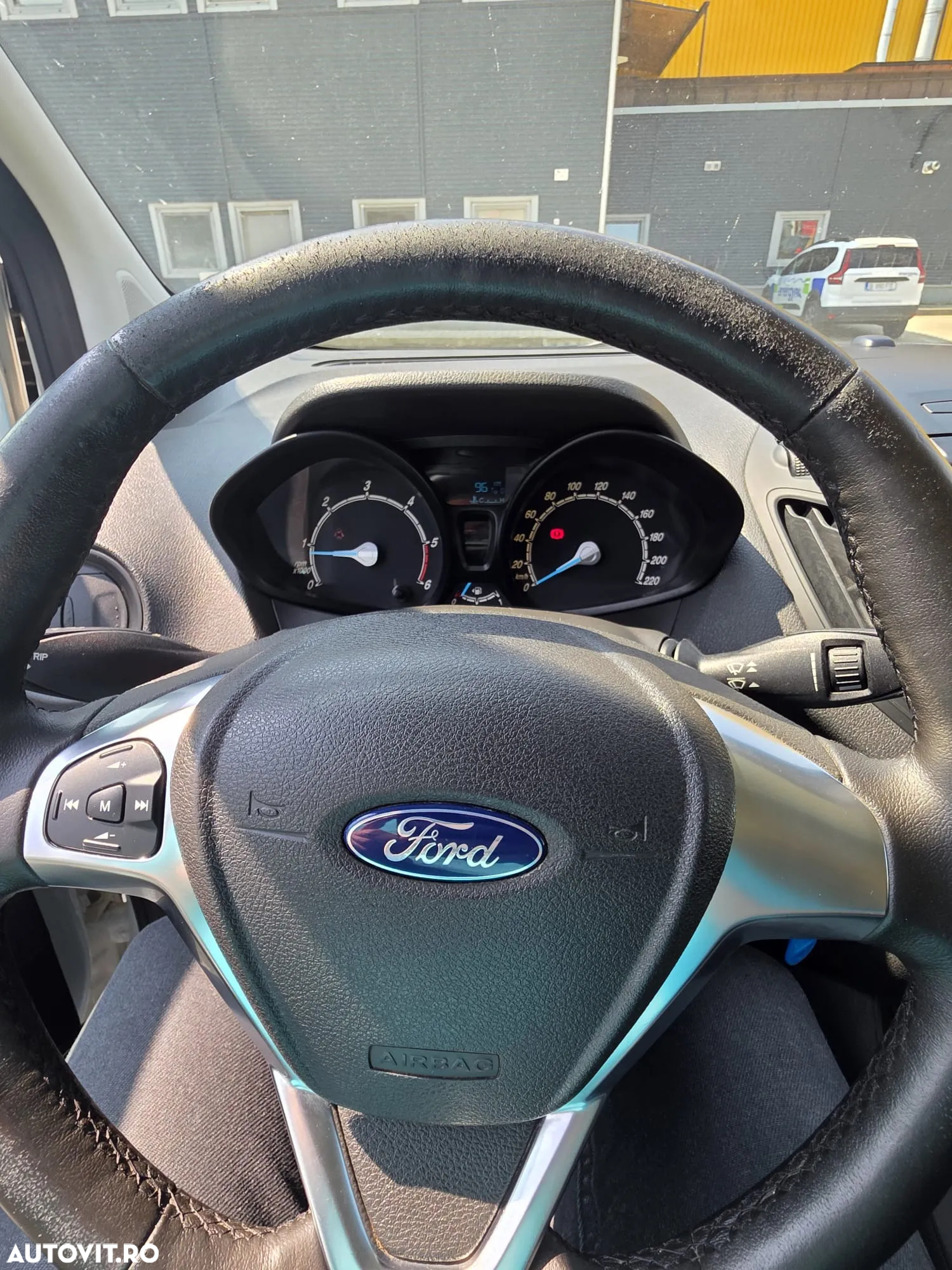 Ford Transit Courier - 10
