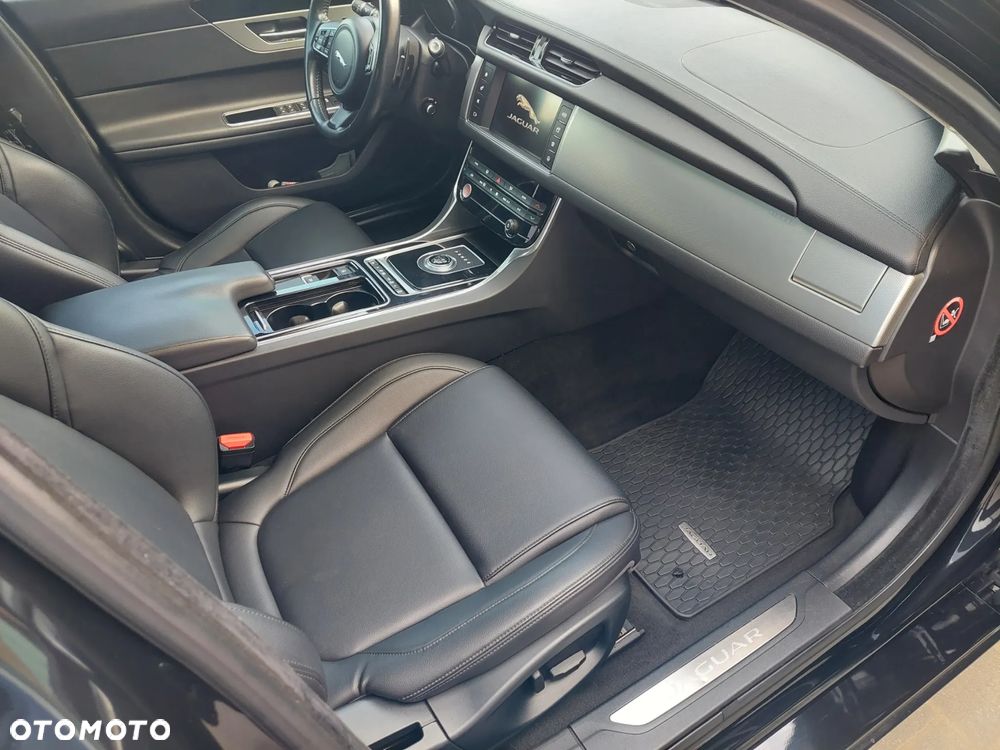 Jaguar XF - 19