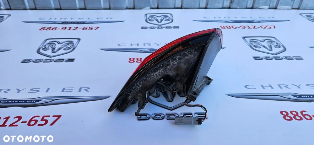Chrysler Pacifica 2016- Lampa tył prawy Lampa tylna prawa P68229028AA Lampa tył lewy Lampa tylna lewa P68229029AA IDEALNE Żarówki W21/5W ZWYKŁE LAMPY - 12