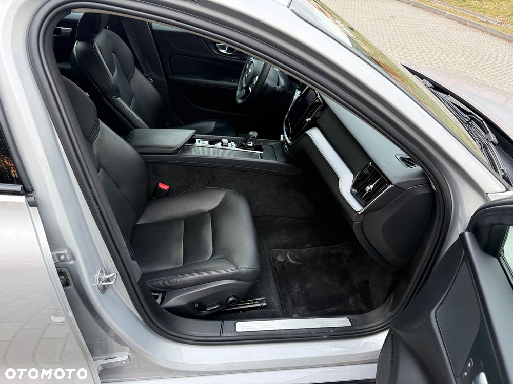 Volvo S60 B5 B AWD Plus Dark - 18