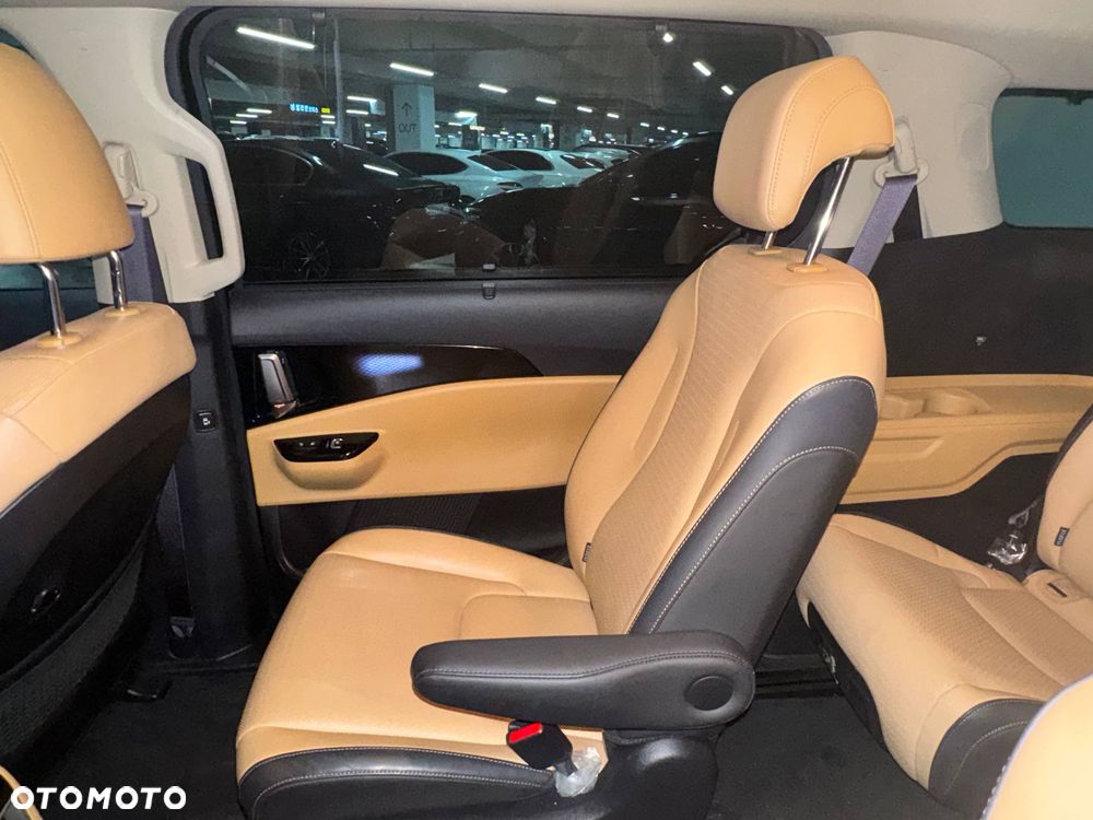 Kia Carnival - 23