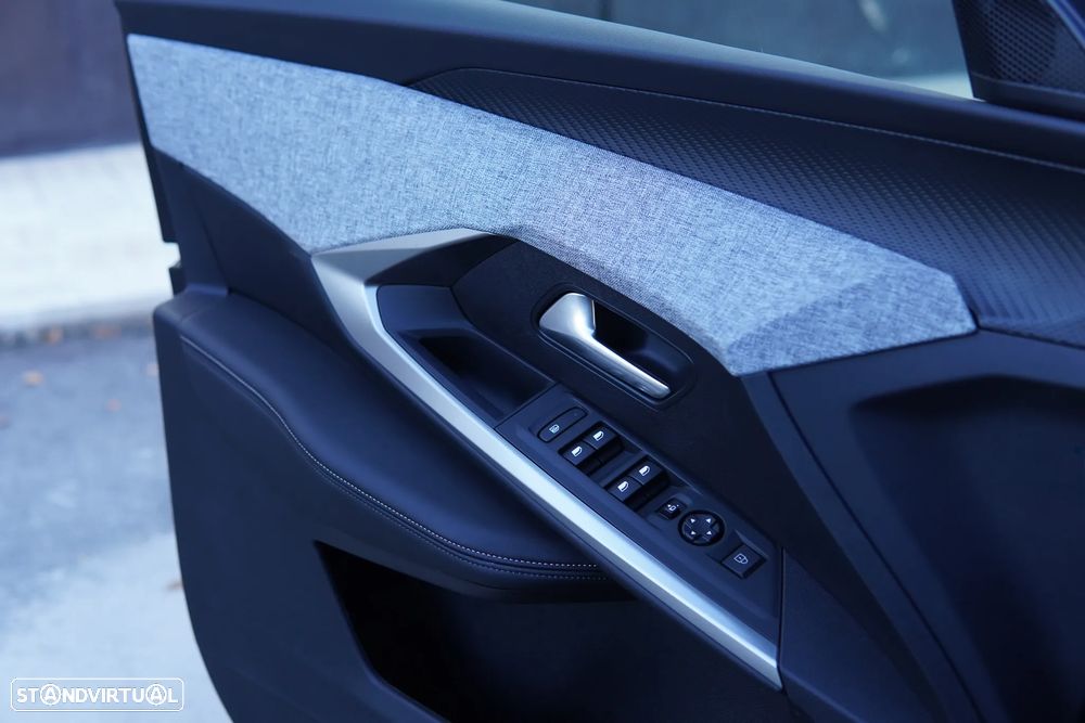Peugeot 3008 1.2 Hybrid Allure e-DCS6 - 24