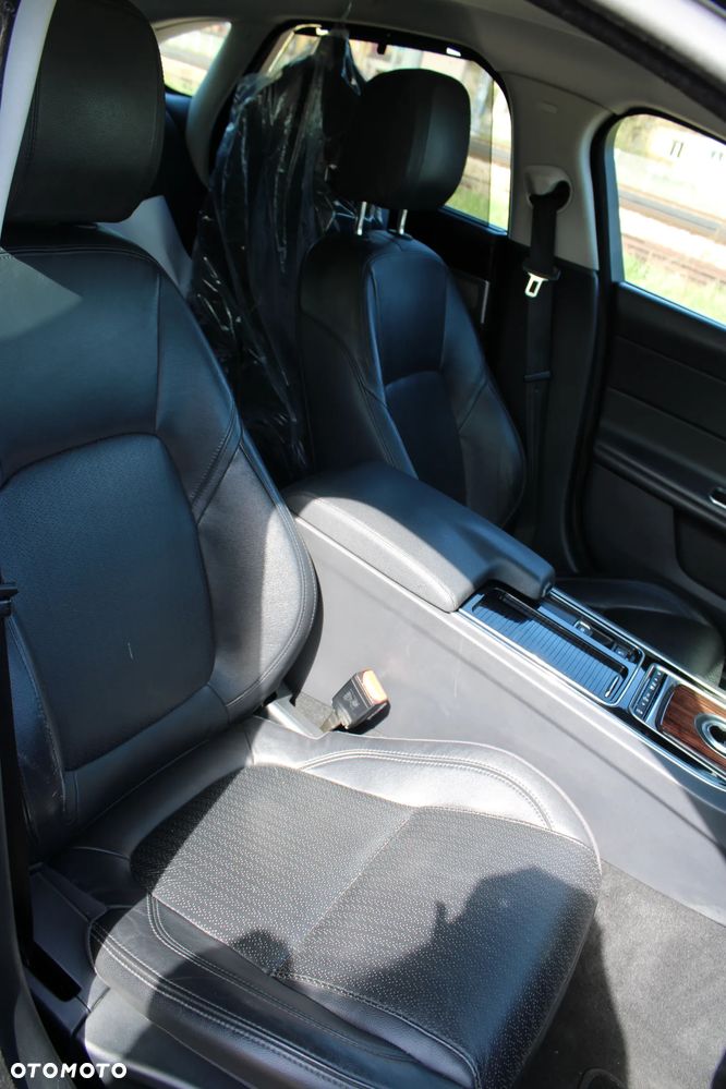 Jaguar XF 20d Prestige - 35