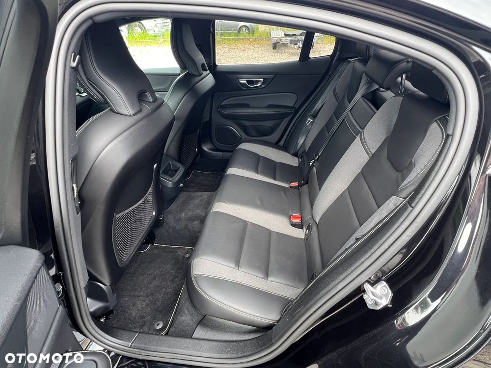 Volvo S60 T4 R-Design - 24