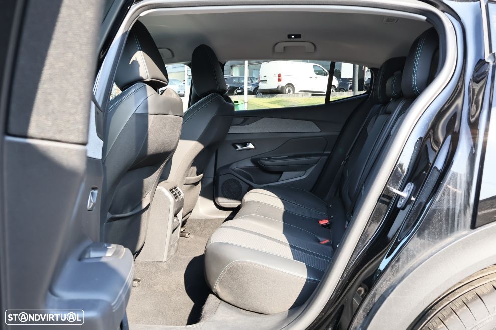 Peugeot 408 1.2 Hybrid Allure e-DCS6 - 18