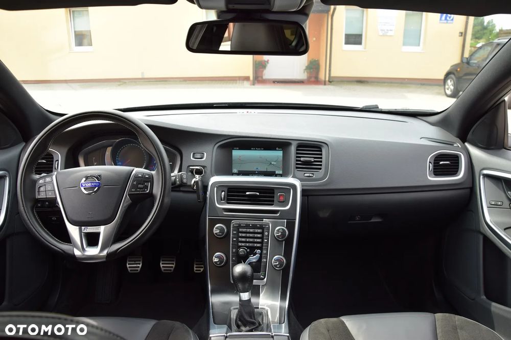 Volvo V60 D4 R-Design - 23