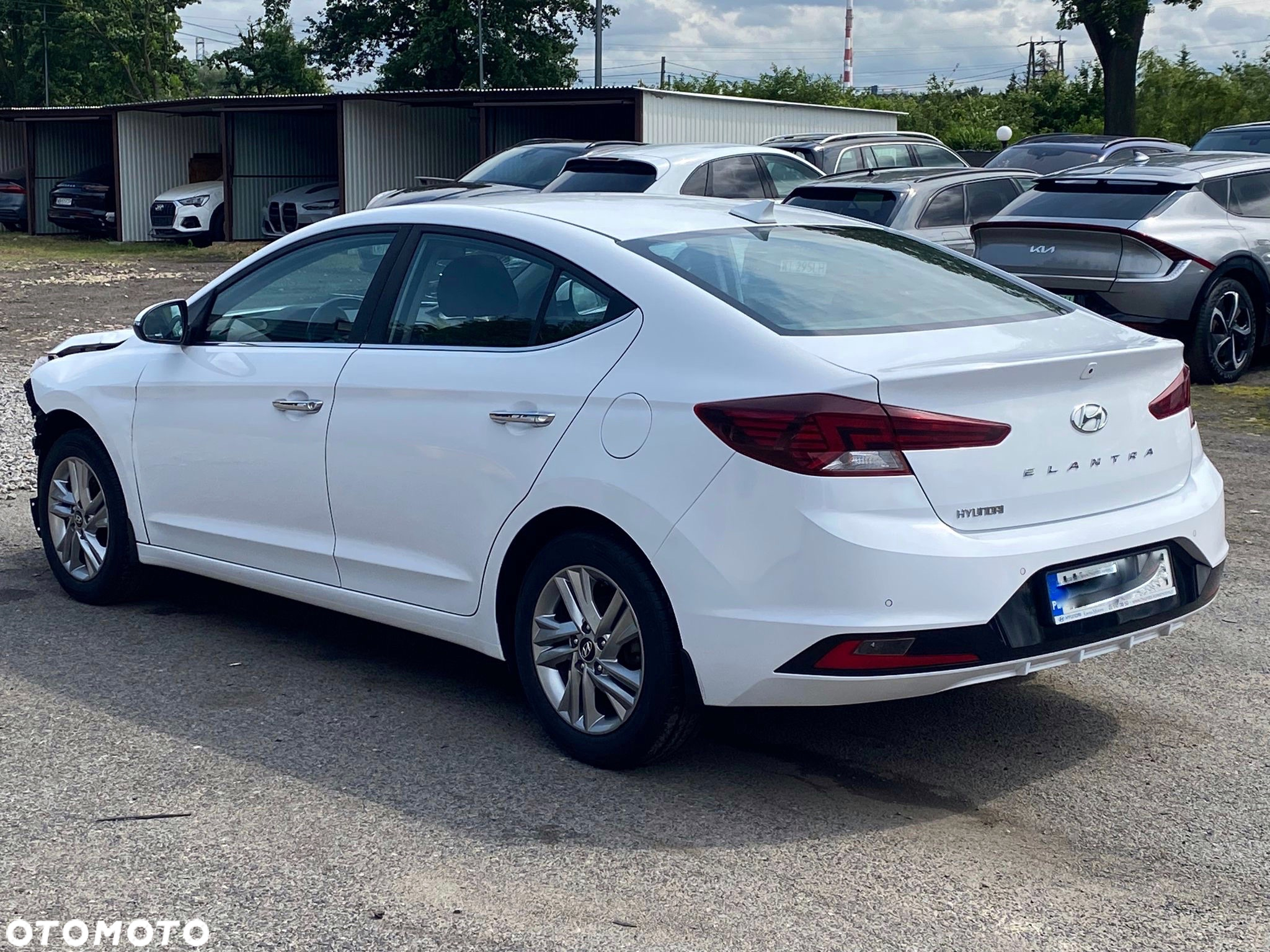 Hyundai Elantra 1.6 Comfort - 12