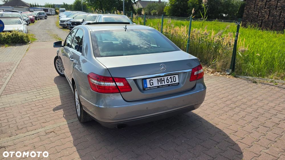Mercedes-Benz Klasa E 250 CGI BlueEFFICIENCY 7G-TRONIC Elegance - 23