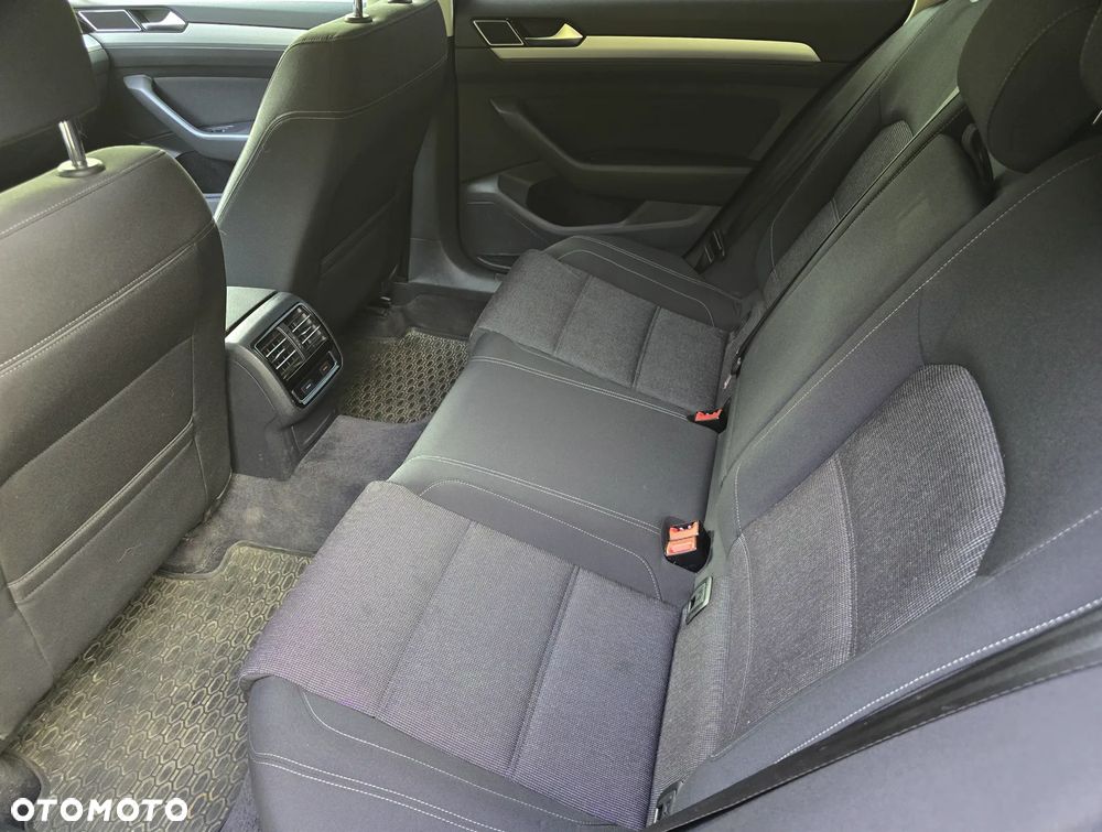 Volkswagen Passat - 11